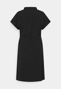 Svart klänning med kort ärm, krage, midjebälte, bakre söm och knälång kjol med en liten sidoglid.