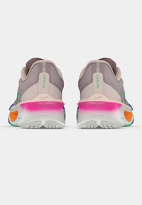 Παπούτσια τρεξίματος Nike με πάνω μέρος σε ανοιχτό γκρι χρώμα, πράσινες λεπτομέρειες και μια ζωντανή κλίμακα από ροζ σε μπλε στη σόλα. Διαθέτουν υφή και μοντέρνο σχέδιο.