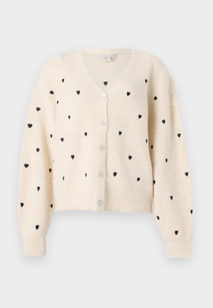 Cremfarbener V-Ausschnitt-Cardigan mit geripptem Muster, schwarzen Herzmotiven und drei Knöpfen auf der Vorderseite. Lange, leicht puffartige Ärmel.