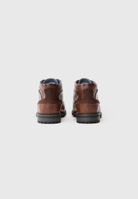 Bruine leren schoenen met textuuraccenten, ronde vorm en een donkere rubberen zool. Beschikt over contrasterende blauwe voering en gedetailleerde stiksels.