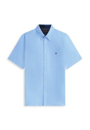 Ανοιχτό μπλε κοντομάνικο πουκάμισο με κουμπιά και γιακά με κουμπιά, με μικρό λογότυπο σημαία Tommy Hilfiger στο αριστερό στήθος.