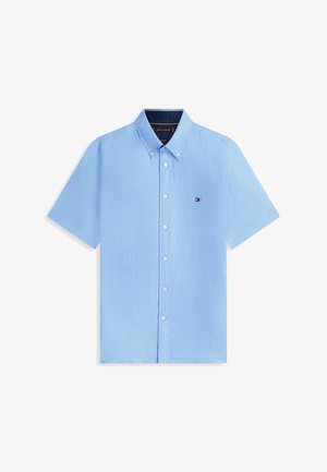 Camisa de manga corta color azul claro con botones, cuello abotonado y pequeño logo de la bandera Tommy Hilfiger en el pecho izquierdo.