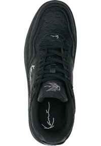 Fekete sneaker dombornyomott logó mintával, fűzős kialakítással, párnázott nyelvvel és fehér logó részletekkel a talpbetéten és a külső oldalon.