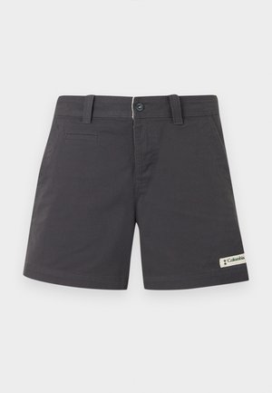 Tamsiai pilkos, lygiomis priekyje siūlėmis, laisvalaikio šortai su diržo kilpelėmis, priekinėmis sagomis užsegama anga, įstrižomis kišenėmis ir „Columbia“ logotipo lipduku ant kairės kojos apačios.