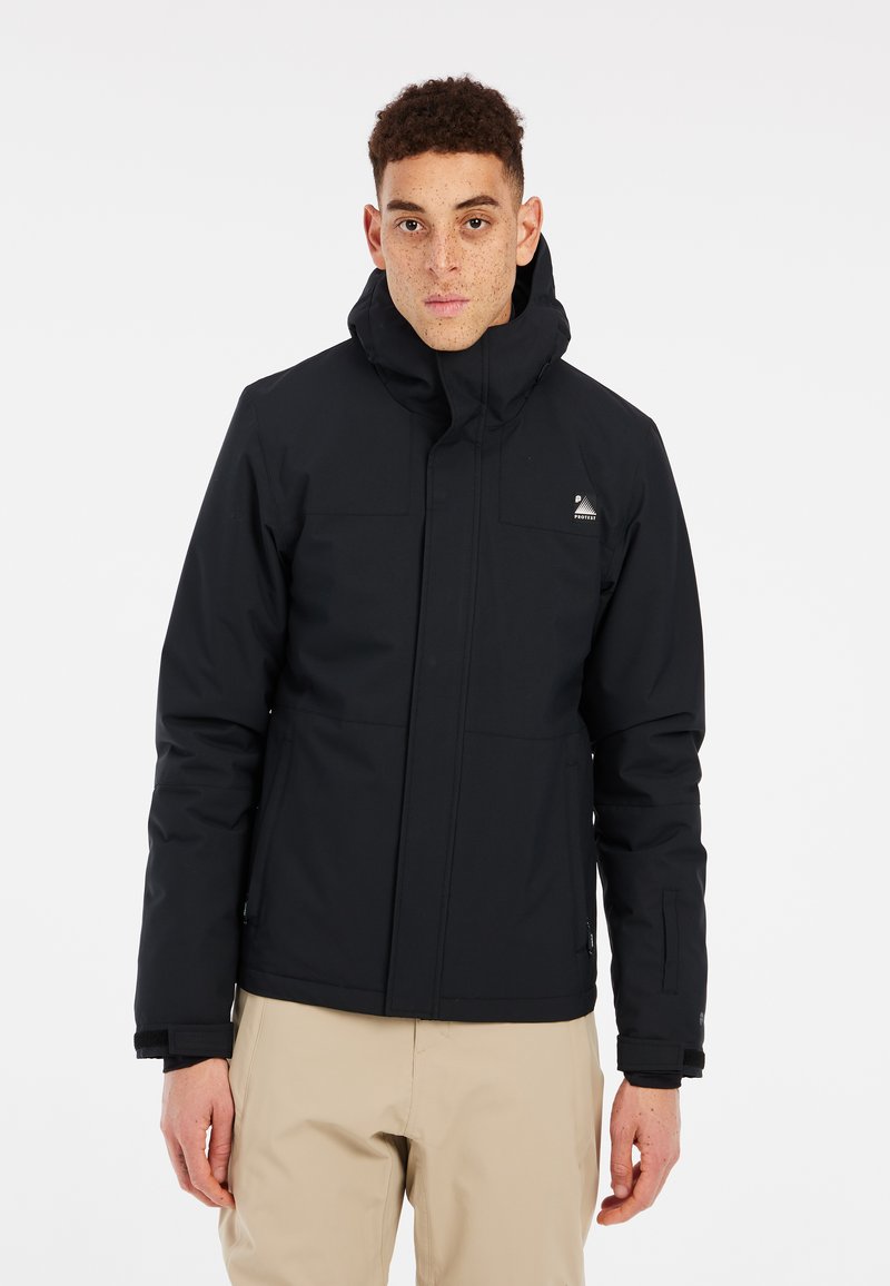 Giacca nera impermabile con colletto alto, cappuccio e zip frontale. Presenta tasche con zip e un logo sulla parte superiore sinistra. Texture liscia.