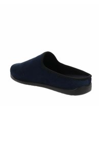 Scarpa slip-on navy con texture a coste, bordatura elastica nera e soletta imbottita. Presenta una suola in gomma nera flessibile.
