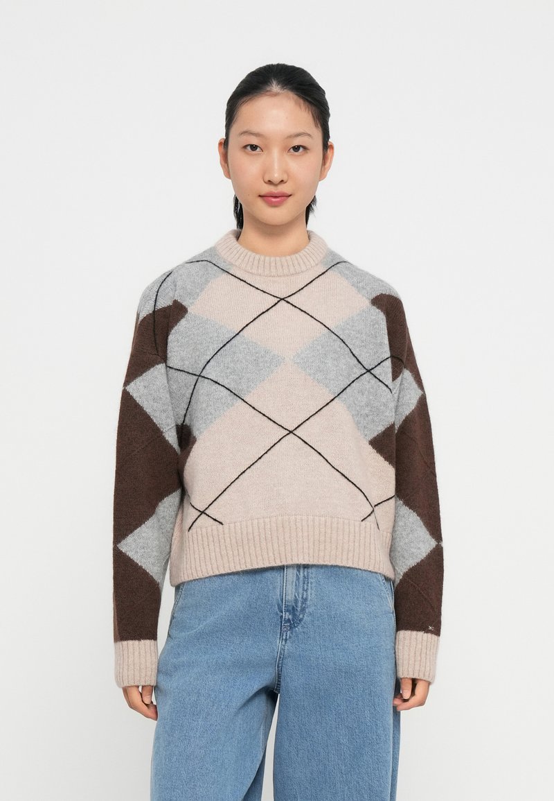 Maglione lavorato a maglia con motivo argyle in beige, grigio e marrone. Collo e orlo a costine con vestibilità rilassata.