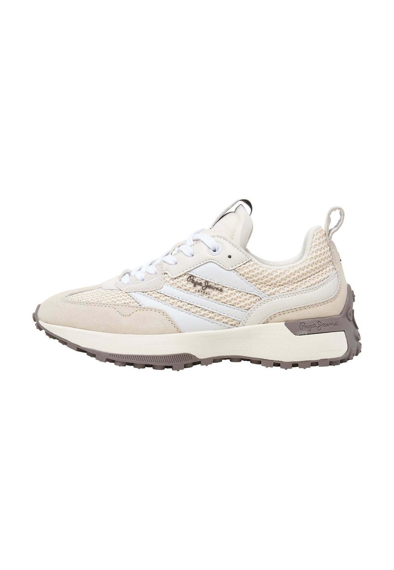 Baskets de sport beige avec des panneaux en mesh et en suède. Présentent des lacets blancs, des accents beiges, une languette au talon et une semelle en caoutchouc texturée.
