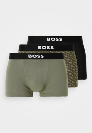 Tres pares de calzoncillos tipo bóxer: uno verde oliva, uno con patrón verde oliva y uno negro; todos presentan cinturillas negras con el logo "BOSS".