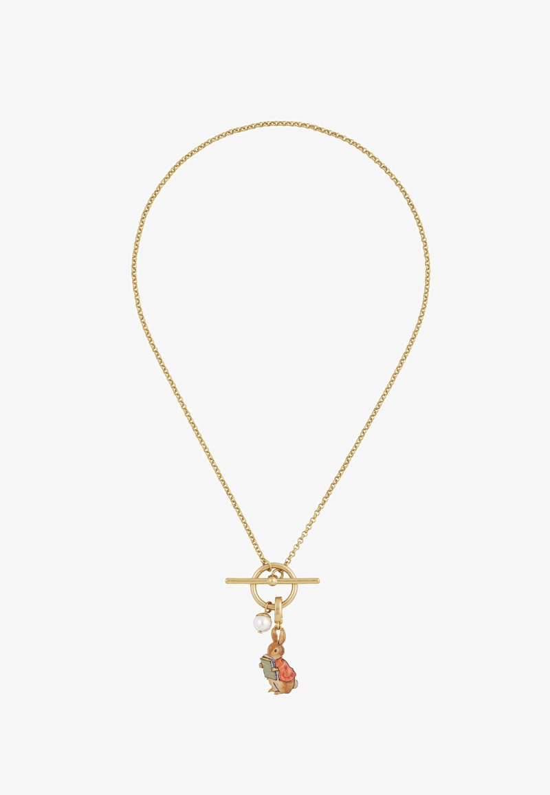 Złoty łańcuszek z zapięciem typu toggle, z małym wisiorkiem w kształcie królika trzymającego książkę oraz pojedynczym białym perłowym wisiorkiem.