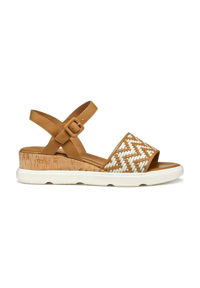 Sandal in pelle marrone con zeppa in sughero, tomaia intrecciata bianca, cinturino alla caviglia regolabile e suola in gomma. Design con punta aperta.