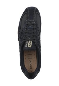Zapatilla de deporte azul marino con parte superior de ante y malla, costuras en contraste, diseño de cordones y detalles perforados para la transpirabilidad.