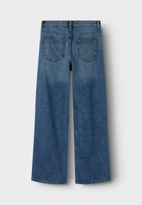 Wide-leg traperice u tamnoplavom denimu s bešavnom pojasom, dva stražnja džepa i ravnim siluetom. Tekstura tkanine s suptilnim izbjeljivanjem.