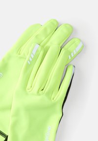 Gants jaunes fluorescents en matériau flexible avec une texture lisse ; dotés d'accents réfléchissants et de coutures renforcées.