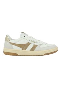 Sneaker bianca con accenti in suede beige, suola in gomma e marchio Gola. Presenta lacci piatti e una punta perforata per la traspirabilità.
