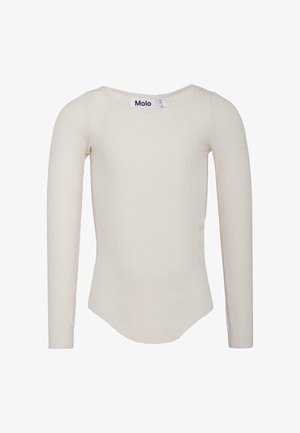 Langarm, ribbelshirt in off-white, met een ronde halslijn en een gebogen zoom. Etiket zichtbaar bij de hals. Zachte textuur.