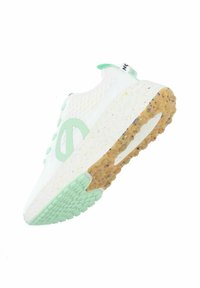 Witte sneaker met muntgroene accenten, bovenwerk van mesh, gestructureerde zool en een gespikkelde rubberen buitenzool. Beschikt over een prominente logo aan de zijkant.
