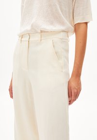 ARMEDANGELS CAARUNUS LINO - Broek - oatmilk
