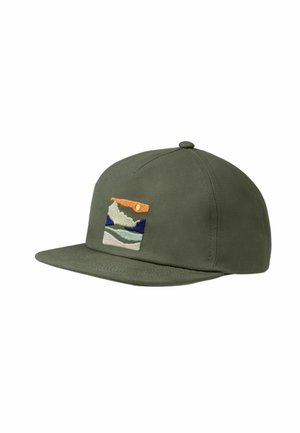 Gorra verde oliva con visera plana y parche bordado con un paisaje que muestra montañas, agua y un sol poniente en el panel frontal.