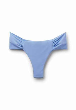 Hellblauer Bikini-Slip für Damen mit gerafften, breiten Seitenträgern, flach auf weißem Hintergrund präsentiert.