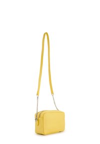 Gelbe Leder-Slingtasche mit rechteckiger Form, zwei Reißverschlussfächern, einem langen Trageriemen und einem Metallkettenakzent.