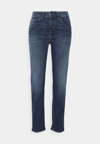 Jeans de mezclilla azul oscuro con corte recto, cinco bolsillos, costuras en contraste y cierre de botón en la cintura. Diseño y textura clásicos.