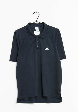 Schwarzes Adidas-Poloshirt mit kurzen Ärmeln, Kragen und drei Knöpfen, aufgehängt an einem schwarzen Kleiderbügel vor weißem Hintergrund.