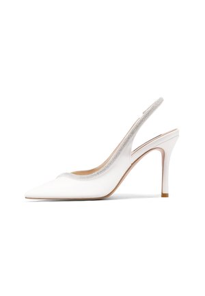 Décolleté slingback bianco in pelle con punta affusolata e tacco di 10 cm. Presenta un bordo decorato con strass argentati. Texture liscia con accenti minimi.