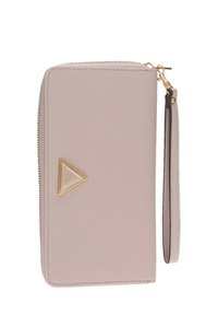 Portafoglio in pelle rosa chiaro con superficie testurizzata, hardware dorato, logo triangolare e una fibbia per il polso per una facile gestione.