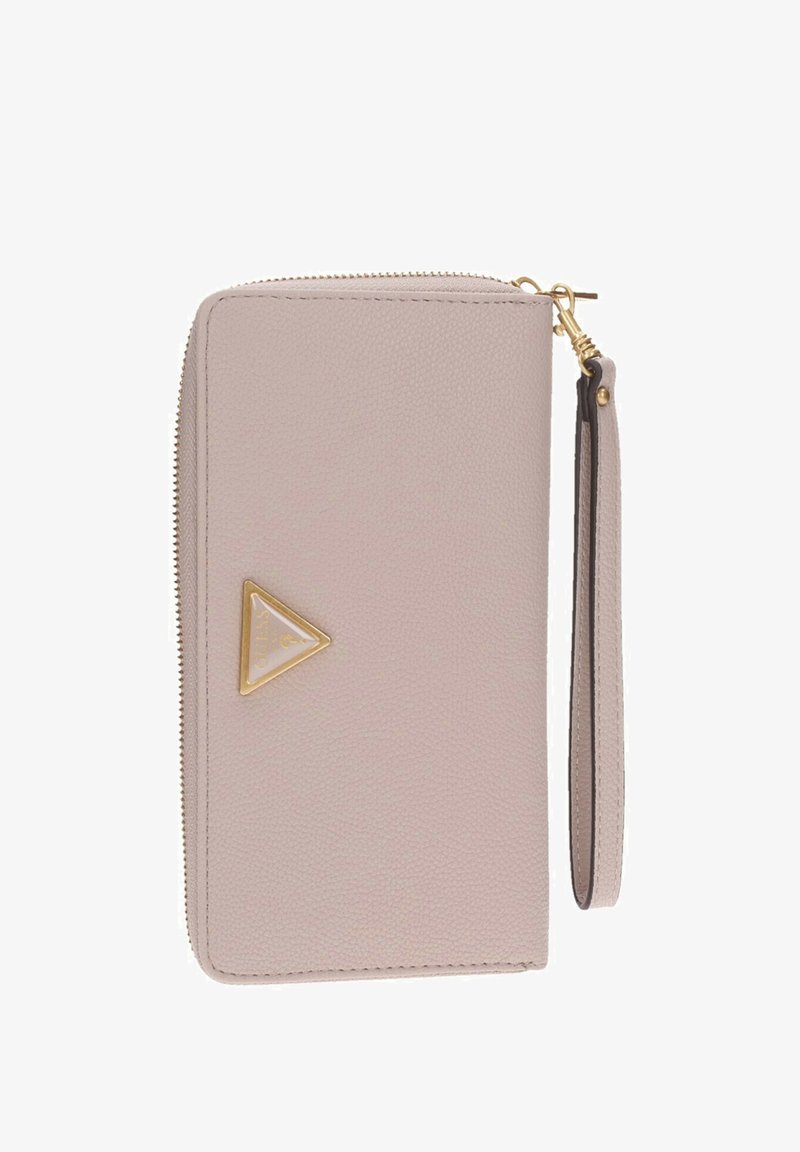 Portafoglio in pelle rosa chiaro con superficie testurizzata, hardware dorato, logo triangolare e una fibbia per il polso per una facile gestione.