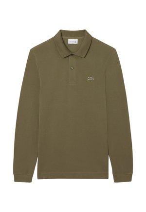 Polo a maniche lunghe di colore verde oliva realizzato in tessuto morbido, caratterizzato da un colletto classico, patta con tre bottoni e un piccolo logo sul petto.