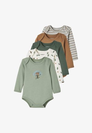 Set aus vier Langarm-Body in Grün, Braun und Creme; Merkmale sind ein Baumhaus-Motiv, Blattmuster und ein gestreiftes Design.