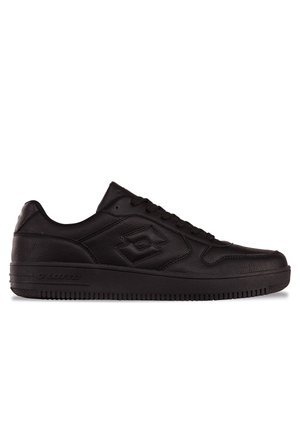 Czarne sneakersy z fakturowanej skóry, z zapięciem na sznurówki, z kontrastowym logo z boku oraz płaską gumową podeszwą.