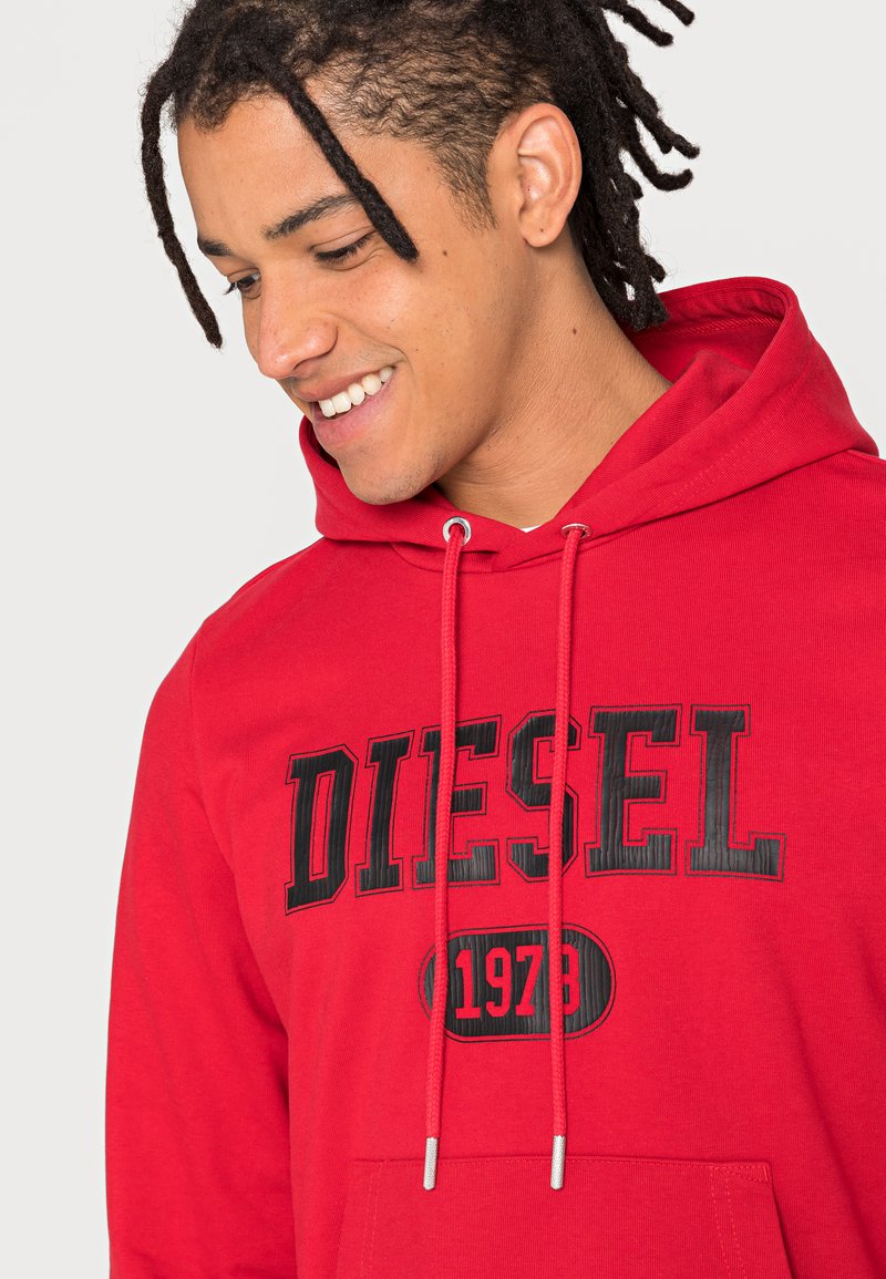 Herren Kapuzenpullover | Diesel S-GINN-HOOD-K25 Kapuzenpullover red/rot - VU34961 Herren Kapuzenpullover | Diesel S-GINN-HOOD-K25 Kapuzenpullover red/rot - VU34961