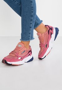 Rosa träningsskor i nät och mocka, med en djärv design, vita och marinblå detaljer, samt en strukturerad sula.