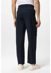 Marineblauwe broek van lichtgewicht stof, met een recht model, nette achterzakken en een elastische tailleband.