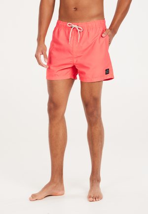 Koraal zwemshorts met een elastische tailleband en trekkoord, voorzien van een zijzak en een klein merklabel op de onderzoom.