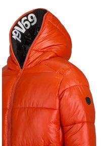 Rode donsjas met een glanzende afwerking, voorzien van een ritssluiting, een capuchon en een zwart logo op de linkermouw. De binnenkant heeft een contrasterend ontwerp.