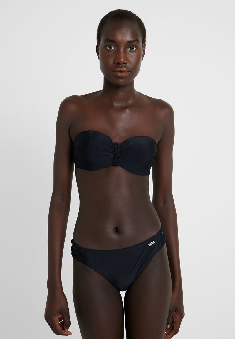 Zwarte bikini set met een strapless top met een gevlochten middenstuk en bijpassende low-rise onderkant met zijaccenten. Gladde nylon stof.