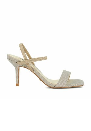 Sandale à talon haut scintillante en or avec deux larges brides, bout ouvert et talon mince mesurant environ 10 cm. Surface en tissu texturé.