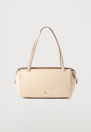 Borsa rettangolare beige con due manici lunghi e un piccolo logo dorato al centro davanti su sfondo uniforme.