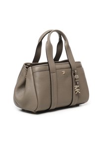 Borsa a mano in pelle grigia con design strutturato, manici corti, dettagli dorati e un charm decorativo attaccato sul lato.