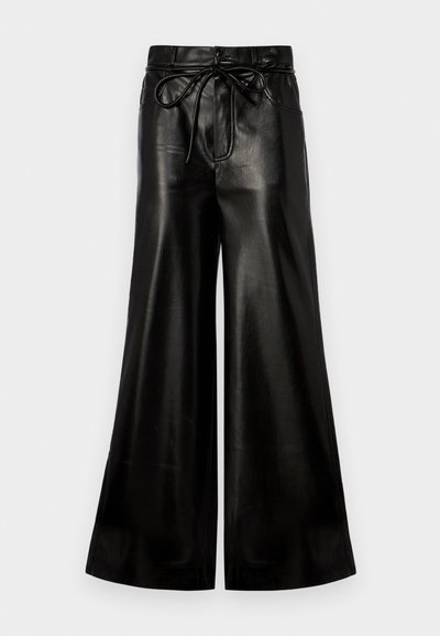 Melna ādas plaša kāju bikses ar aukliņu viduklī. Gluda tekstūra, augsts jostas līmenis, brīvs piegriezums, ar sānu kabatām un pogu aizdari.