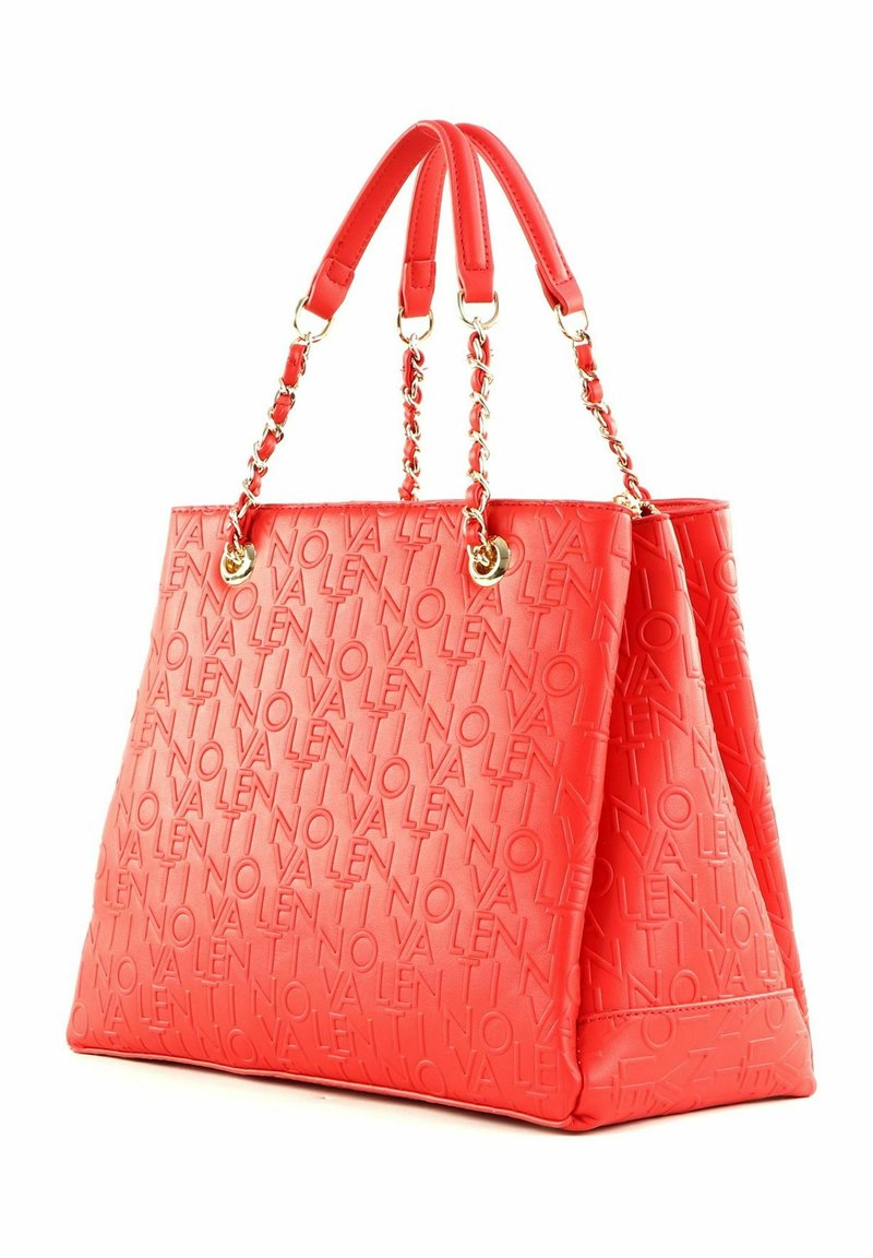 Sac fourre-tout en cuir rouge avec le texte en relief "VALENTINO", doté de poignées en chaîne et en cuir doré, et d'un design structuré spacieux.