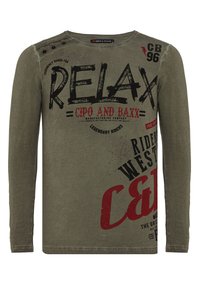 Olivegrünes Langarmshirt mit grafischem Druck. Merkmale sind "RELAX" in fettem Schwarz und Rot, Schulterknöpfe und eine weiche Textur.