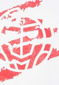 Logo gráfico rojo superpuesto sobre un fondo blanco, con formas angulares y texturas intrincadas en el diseño del logo.