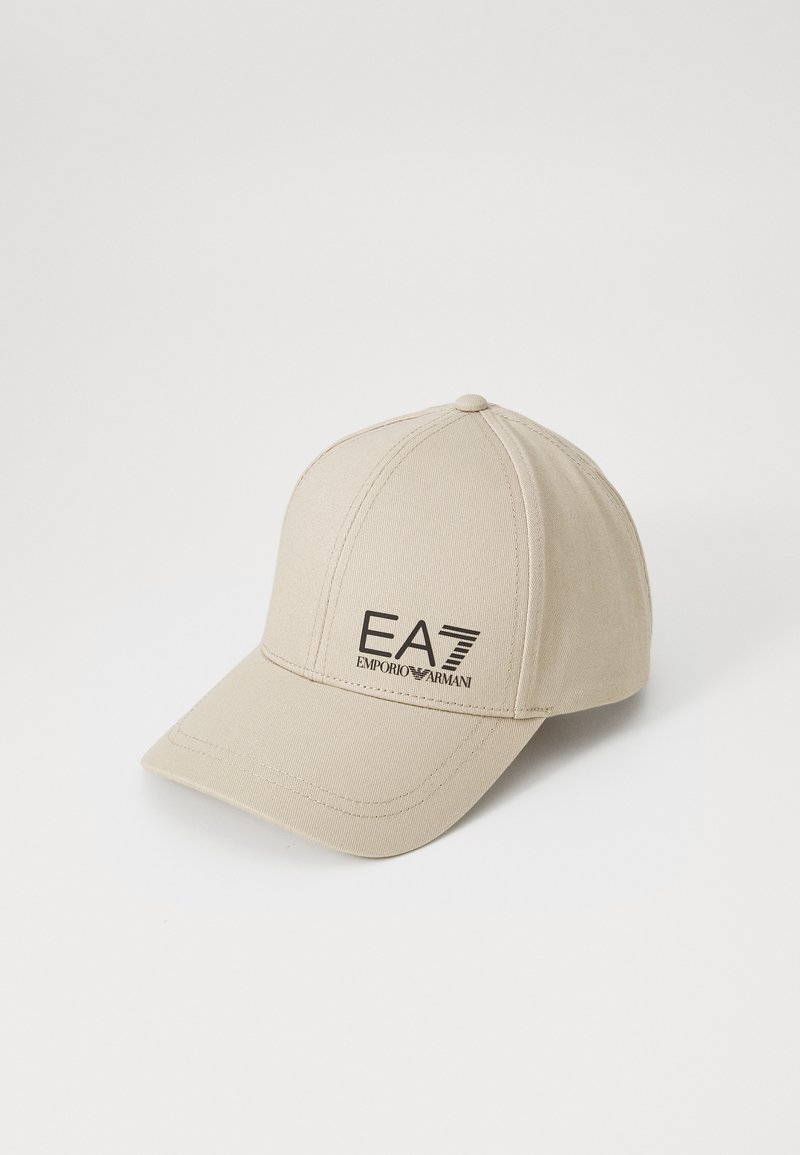 Caciula de baseball bej cu un design structurat, având un logo EA7 Emporio Armani negru pe față și un material neted, texturat.
