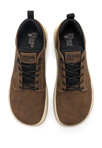 Scarpe in pelle marrone con lacci neri e una finitura testurizzata. Presentano una suola in gomma e etichette con il marchio sulla linguetta e sulla soletta.