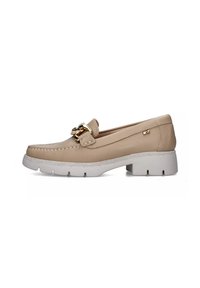 Mocassini in pelle beige con un dettaglio in oro sulla fibbia. Presenta una suola in gomma bianca textured e un design elegante con punta arrotondata.