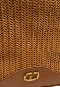 Borsa a tracolla in pelle intrecciata marrone con un corpo texturizzato, accessori in metallo dorato e una base in pelle marrone liscia con un dettaglio del logo.